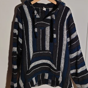 Baja hoodie - Tjock Baja hoodie från 80-talet, tillverkad i Mexico.  Ordinarie pris: 500