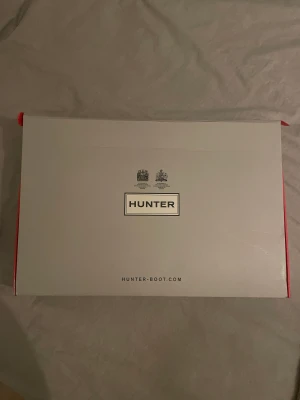 Höga HUNTER stövlar - Svarta, knähöga hunter stövlar i färgen svart! Tjocka höga strumpor kommer till som man kan ha när det är kallt på vintern :)  Använda max 5ggr så de är nästan som nya! 