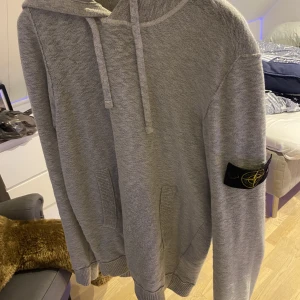 Stone island hoodie - Sommarhoodie tunn hoodie i nyskick. Blev för liten