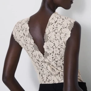 Body i spets från Zara - Spetsbody från Zara i beige/ nude färg. Använd en gång och därför i fint skick. Storlek S💕