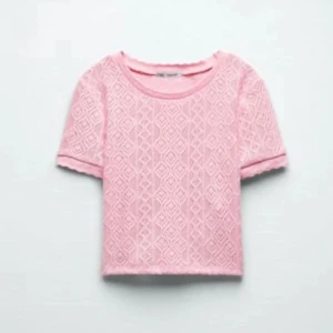 Rosa T-shirt från zara - Tröja i ny skick från Zara str S. Köparen står för frakten