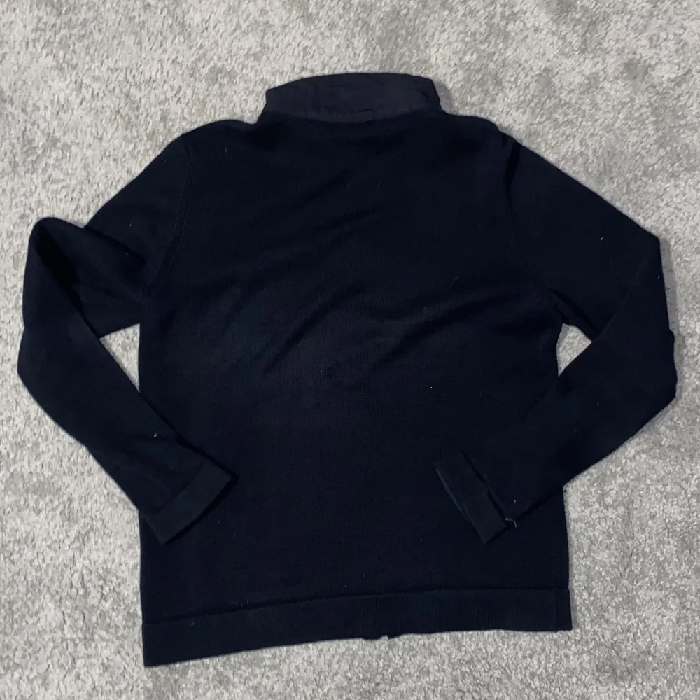 Snygg mörkblå tröja i storlek L. Tröjor & Koftor.