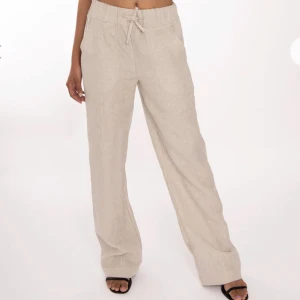 ADSGN linnebyxor - Beiga linnebyxor ifrån Adsgn, säljes pågrund av att de är förstora. Kan gixa en bild på om så önskas. Storlek M. 400kr. Pris kan diskuteras men inga dröm priser