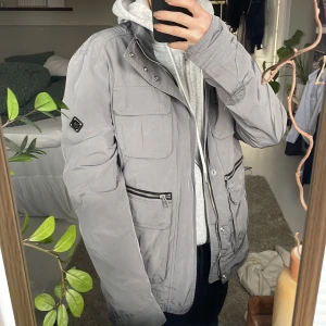 Jacka j.lindeberg - Säljer jacka från j lindeberg, har luva i kragen. stl m