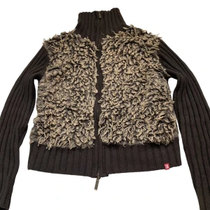 EDC kofta - Brun kofta med fuskpäls, storlek L. Fri frakt om du köper över 300kr 🎐🧸