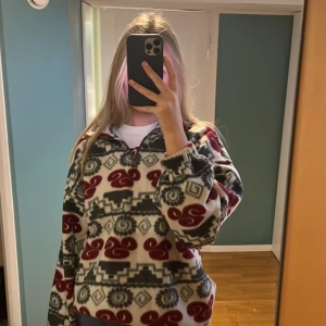Mönstrad fleece - En gosig fleece som är så gosig och varm! Dkulle säga en storlek L eller XL men sitter bra oversize på mig som brukar ha s:) 