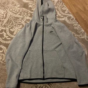 Nike tech fleece - Säljer denna Nike tech fleece för 350 kr (köpte den för 1200 kr). Den är i storleken L men passar även storleken M. Om ni är intresserade eller har frågor så är det bara att skriva till mig!Ps ni står för frakten☺️