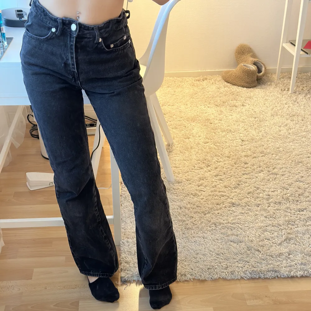”Urtvättade svarta” medelhöga jeans från weekday💫, knappt använda. Jag har sytt in ett resorband i midjan då de va lite stora på mig, men det går lätt att ta bort! . Jeans & Byxor.