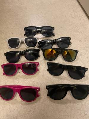 Solglasögon i olika färger 