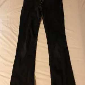 Säljer dessa low waist svarta bootcut jeans från Lee. Skulle nog säga i storlek xxs ungefär och är sprättade längst ner  som ni ser på bilden men det viks in så det syns inte mycket. Lite kortare modell så passar nog för någon som är runt 155 cm lång.
