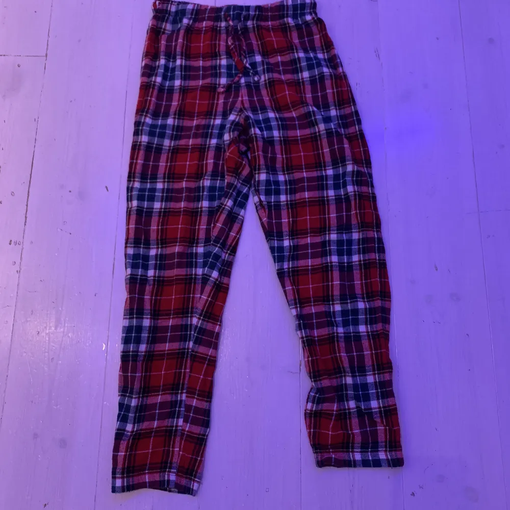Härliga pyjamasbyxor från Cubus som nästan är sprillans nya. Använt dem lite men knappast och det finns inga som helst skador på dem.. Jeans & Byxor.