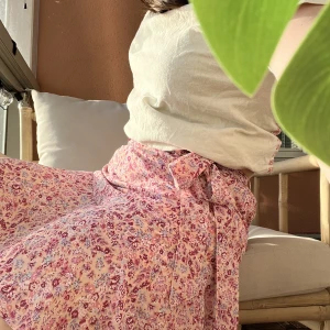 Somrig kjol☀️ - Säljer denna superfina kjol jag köpte förra sommaren! Den har inbyggda shorts och är super bekväm och snygg! Passar superbra nu till sommaren! Står storlek S/M men är lite för liten för mig som vanligen har strl. M!