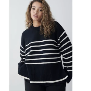 Randig tröja - Snygg randig stickad tröja som är supersnygg men slit på sidorna passar skitbra nu till våren, passar inte priset så går de att diskutera såklart