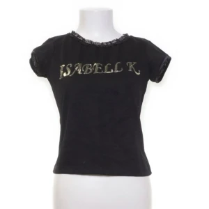 Y2K baby-tee  - -Svart, thight topp med ”volang/ scrunchi” detaljer vid armarna o halsen.  -Samfrakatar, och kan mötas upp i Gävle.  -Skriva privat om ni vill ha fler bilder   ((Storlek L MEN väldigt liten i storleken- mer XS -s ))