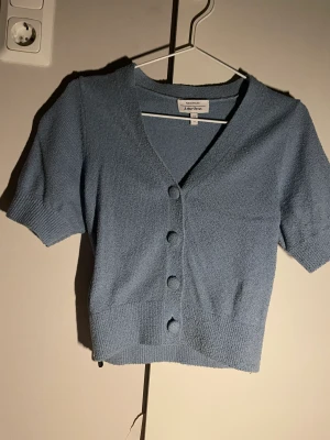 Blå cardigan  - Originalpris: 530kr  Supergullig kortärmad ljusblå cardigan som tyvärr aldrig kom i användning. 