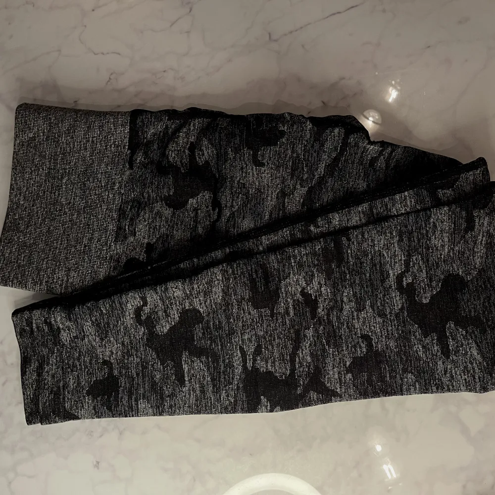 Militär-gråa tights i storlek M.   Endast använda en gång.   Hämtas i Lund eller skickas om köparen står för frakten 😄. Jeans & Byxor.
