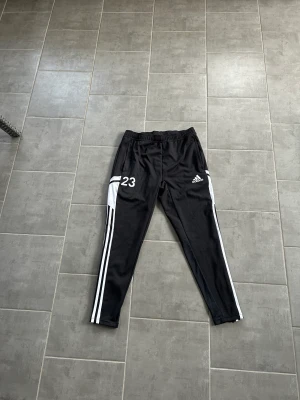 Adidas byxa - Adidas byxa som var för liten, aldrig använd och behöver ny ägare, byxan är i storlek M