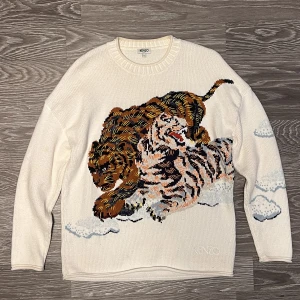 Kenzo knit - Unikt stickad tröja från kenzo, använd väldigt få tillfällen, nypris 5,400 kvitto finns , passar S/M, condition 9/10