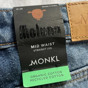 Raka jeans  - Raka jeans, mörkare tvätt. Medelhög midja helt oanvända✨ köparen står för frakt 60kr 