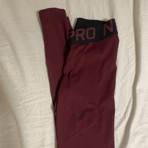 Nike pro tajts - Nike pro tajts i storlek XS men passar S/M (som jag har) då de är strechiga😊