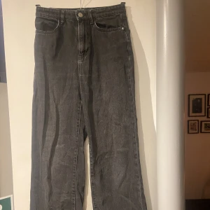 Raka jeans - Svarta raka jeans från Lindex. 