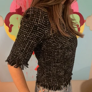 Slutsåld topp från Zara - Säljer min populära och skitsnygga topp från zara. Perfekt för nästan alla tillfällen och säljer pga att den inte kommer till användning längre. Finns inte att köpa längre på Zaras hemsida och tveka inte att fråga ifall ni undrar något!!💗❤️💗❤️