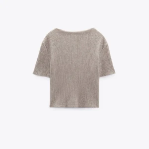 Topp från Zara - Säljer denna superfina tröja från Zara i storlek M! Aldrig använd och prislappen kvar, nypris 179 kr💕