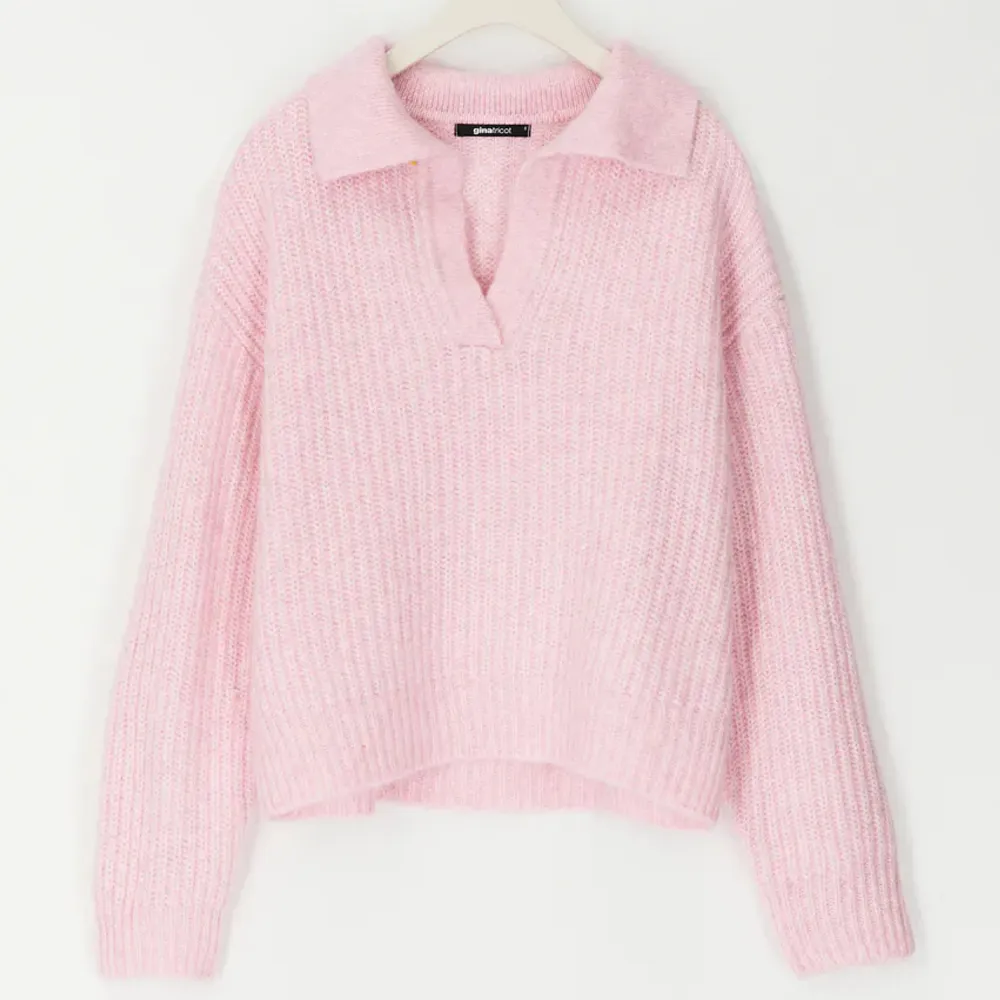 Världens finaste rosa stickade tröja från GinaTricot i storlek XS🥺💖 Såååå fin färg o den är superskön!! Säljer då jag har andra rosa tröjor jag använder mer🥺 Endast använd 1 gång! Nypris: 359kr🫶🏼 Köparen står för frakten ❤️‍🔥. Tröjor & Koftor.