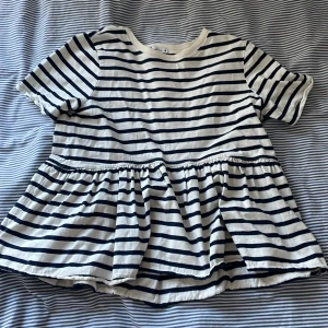 Populär Zara topp - Säljer min randiga zara topp som aldrig kommer till användning längre i storlek s💗köparen står för frakt