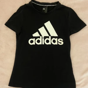 Adidas t-shirt  - Säljer denna fina Adidas t-shirten! Endast använd 1-2 gånger. Den har en bra kvalite och är väldigt bekväm och mjuk att ha på sig! Kvinnlig modell!😍