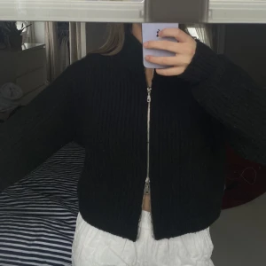 Weekday fleece - Fleece med dragkedja som går att styla på mååånga olika sätt! Varit en favorittröja länge 🥹strl M, passar XS-M beroende på hur man vill att den ska sitta! Lång i ärmarna