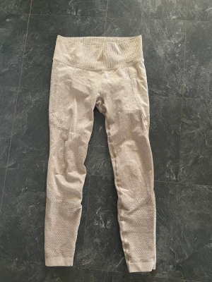 Aimn tights - Tights från aimn i storlek s. Fint skick men har slitningar på sidan pga jag dragit i dom (se bild). ❤️