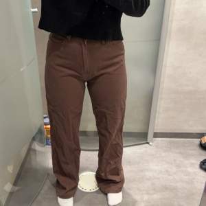 Säljer dessa fina bruna jeans för att de inte längre kommer till användning. Kontakta mig för fler bilder eller mer information. Frakten står köparen för💕💕