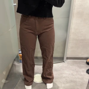 Jeans - Säljer dessa fina bruna jeans för att de inte längre kommer till användning. Kontakta mig för fler bilder eller mer information. Frakten står köparen för💕💕