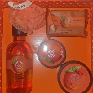 The Body Shop mango kit innehållande shower gel, body butter, exfoliating sugar body scrub, en handtvål i den ljuvliga doften av mango 😍 man får även med en liten loofah. Du kommer lukta som en mango godisbit efter en dusch med dessa!  Helt ny och oanvänd