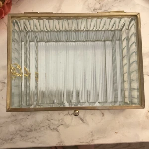 Smyckeskrin med spegel - Smyckeskrin med spegel i guld detalj och transparant i nytt skick