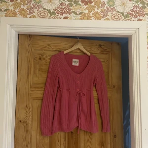 Kofta från Esprit!  - En rosa kofta ifrån esprit! Köpt på sellpy! Supersnygg till en jeanskjol eller liknande ❣️❣️ tveka inte om att fråga efter fler bilder! 