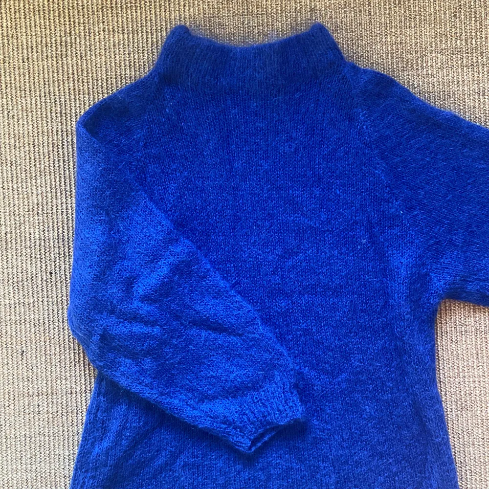 Superfin vintage stickad tröja i härlig färg. Den har en väldigt fin lite högre krage. Stickat.