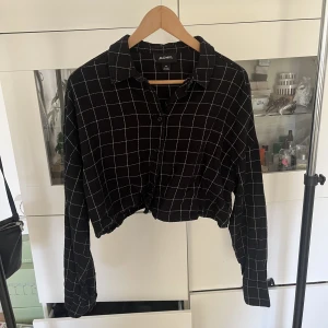 Rutig skjorta - Rutig croppad skjorta från Monki, använd fåtal gånger och bra skick.🫶🏼