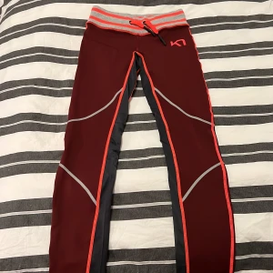 Karitraa tränings tights strl xs - Karitraa tränings tights strl xs Använda en gång, nyskick