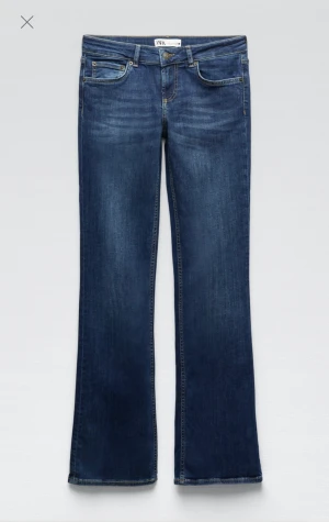 Bootcut jeans zara - Säljer dessa populära mid-Rise bootcut jeans från zara. Använda men i bra skick förutom slitningar på två ställen bak (vid fickan och vid sömmen). Därav priset även om det säkert går att laga. 