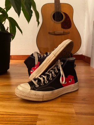 Converse Comme des Garcons Skor - Converse Comme des Garcons PLAY High. Fet sko, pre-loved. Cond: 7/10 Storlek: 41.5 (stora i storleken - motsvarar ungefär 42/43 i vanliga skor.