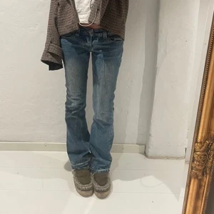 Jeans - Säljer dessa fina jeans är mina favoriter men har inte används på länge Köpte för ungefär för en månad sedan ifrån zara, är också 85cm innebennslängden långa på mig som 175cm och det är 38 i midjan. Ny pris 499 kr. Använda 2 ggr längre än varsel ser ut❤️