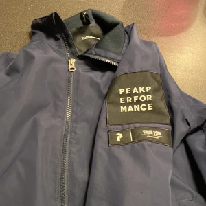 Vårjacka Peak Performance  - Mörkblå vårjacka strl 150 cl fint skick 