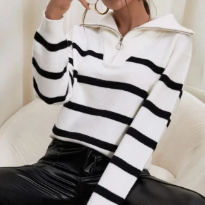 Helt ny stickad tröja  - Helt ny stickad tröja med krage i storlek S