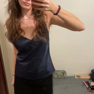 Satin linne - Intressekoll på världens mest perfekta linne från Filippa K. Har knappt andvänt det och därför säljer jag. Men det är så elegant och lägger sig perfekt på kroppen. Man kan justera banden/välja hur långa samt hur låg den ska vara i ryggen. Ny pris 1800kr!💕