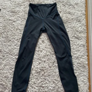 SOC mörk blåa tränings leggings  - Bra stick nästan oanvända, ungefär 154 i storlek men sitter okej på mig som är 165. Reflex vid utsidan av vaden. Bekväma och fina!
