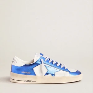 Golden Goose Stardan  - Säljer mina blåa golden goose! Använda ett fåtal gånger, säljer dom pga för liten användning!!  Slutsålda överallt, nypris 6000kr  Säljer för 2000, passar 40/41  Kontakta för mer info! Priset kan diskuteras!