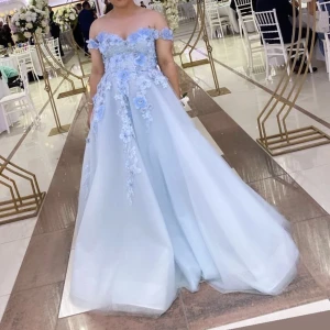 Klänning  - Storlek 38. Jätte fin och bra skick. Använd 1 gång. Pris dikteras vid snabb affär