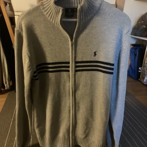 Ralph Lauren crewneck  - Grå Ralph lauren crewneck med svarta sträck över framsidan. Storleken är XXL men sitter som M eller L 